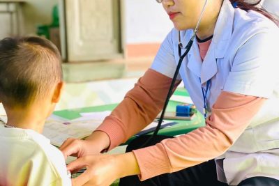 Trường Mầm non Tuổi Ngọc phối hợp với Trung tâm Y tế huyện Ia H’Drai khám sức khoẻ định kỳ cho trẻ tại trường, năm học 2023-2024